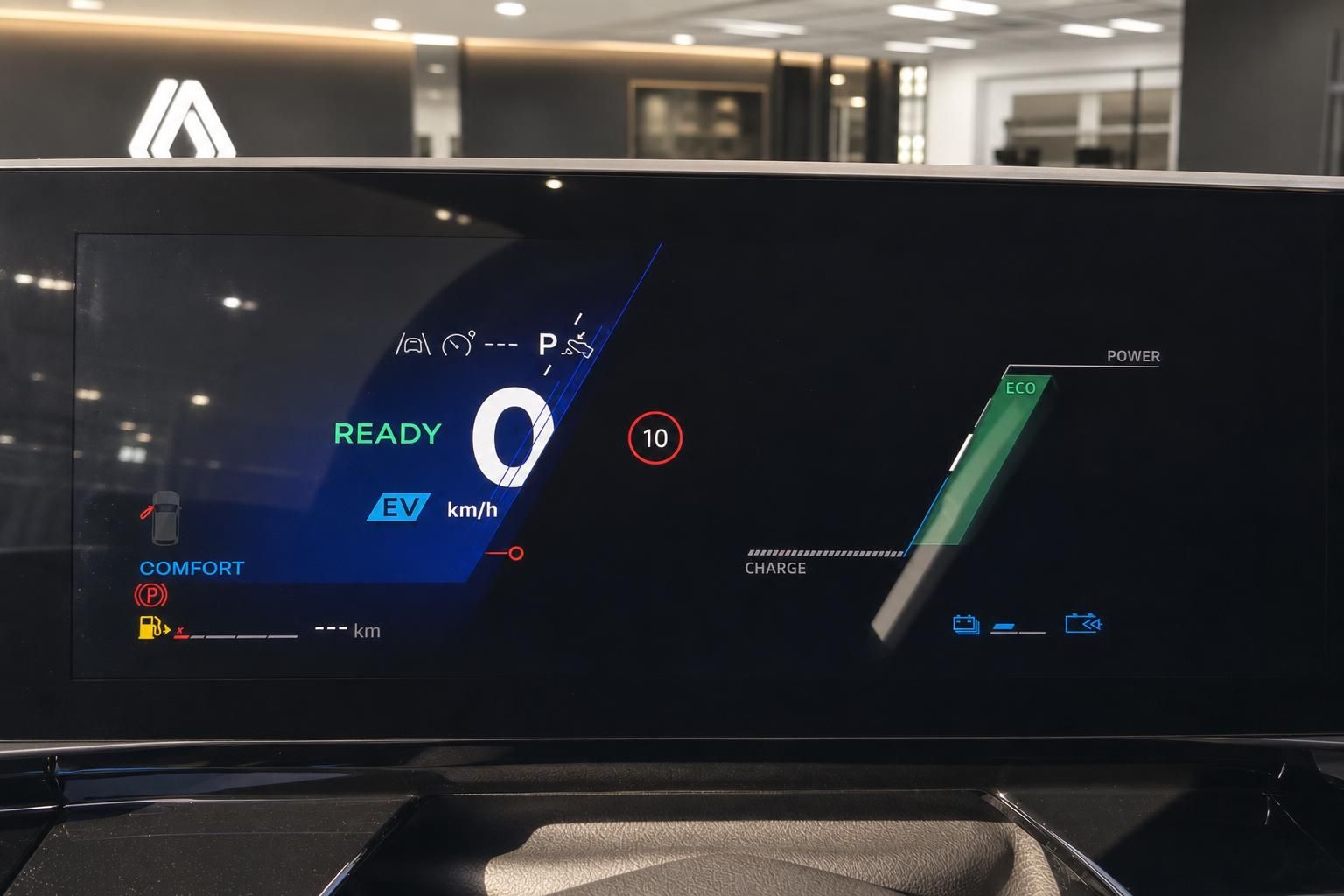 Digitales Cockpit eines Elektrofahrzeugs mit Batterieanzeige und Fahrmodus