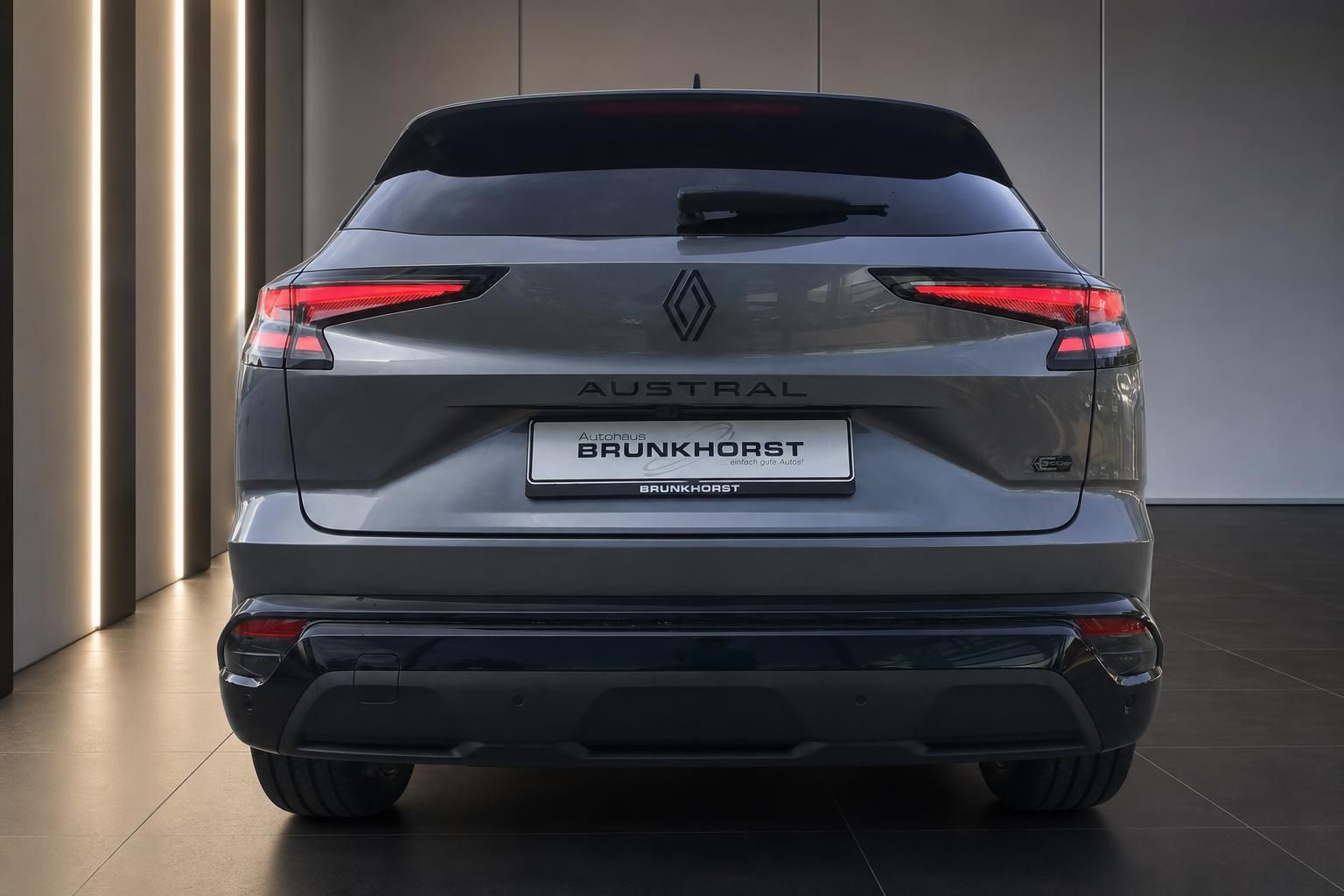 Renault Austral Heckansicht mit LED-Ruecklichtern im Showroom