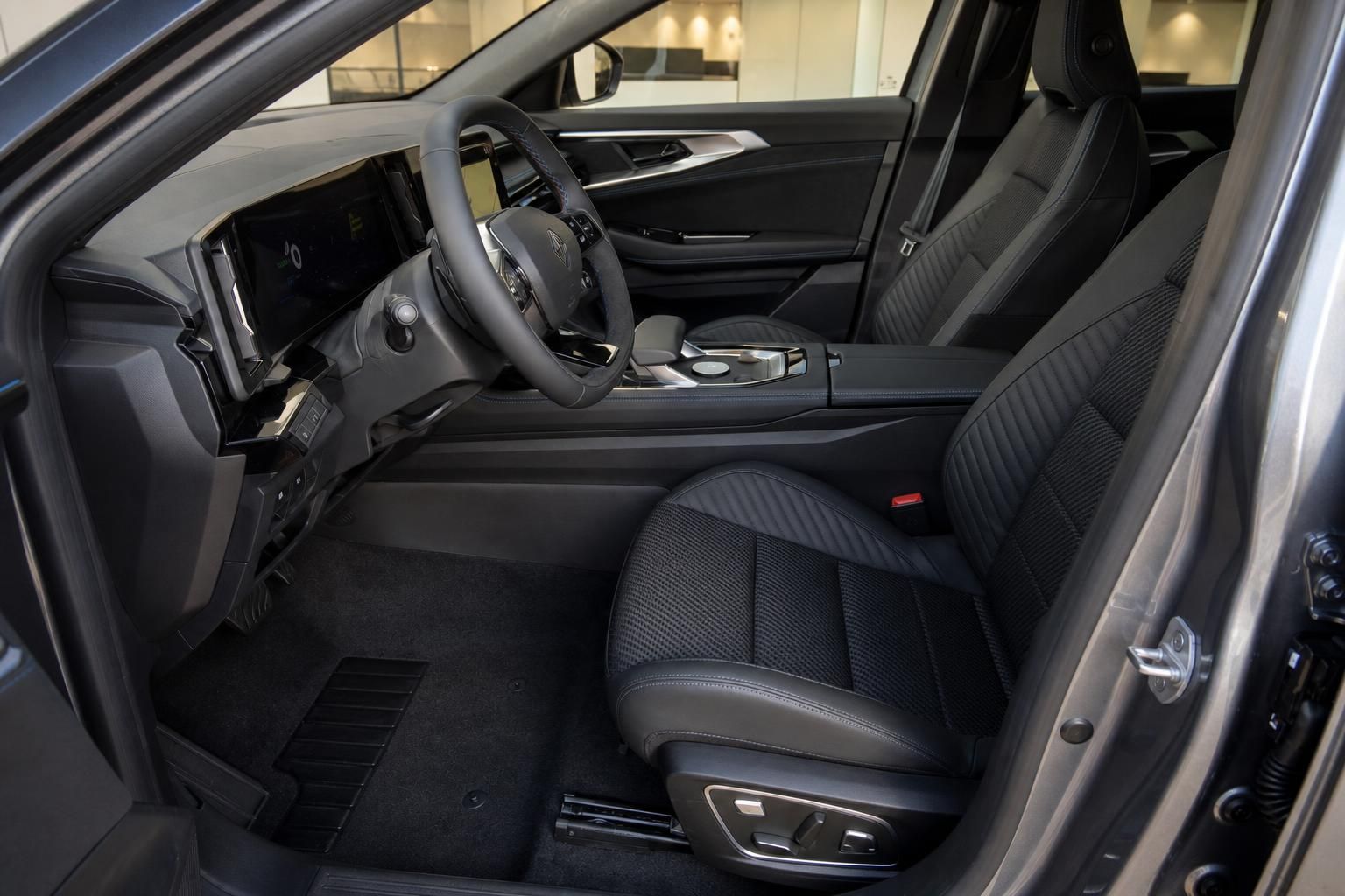 Renault Austral Innenraum mit Ledersitzen und modernem Cockpit