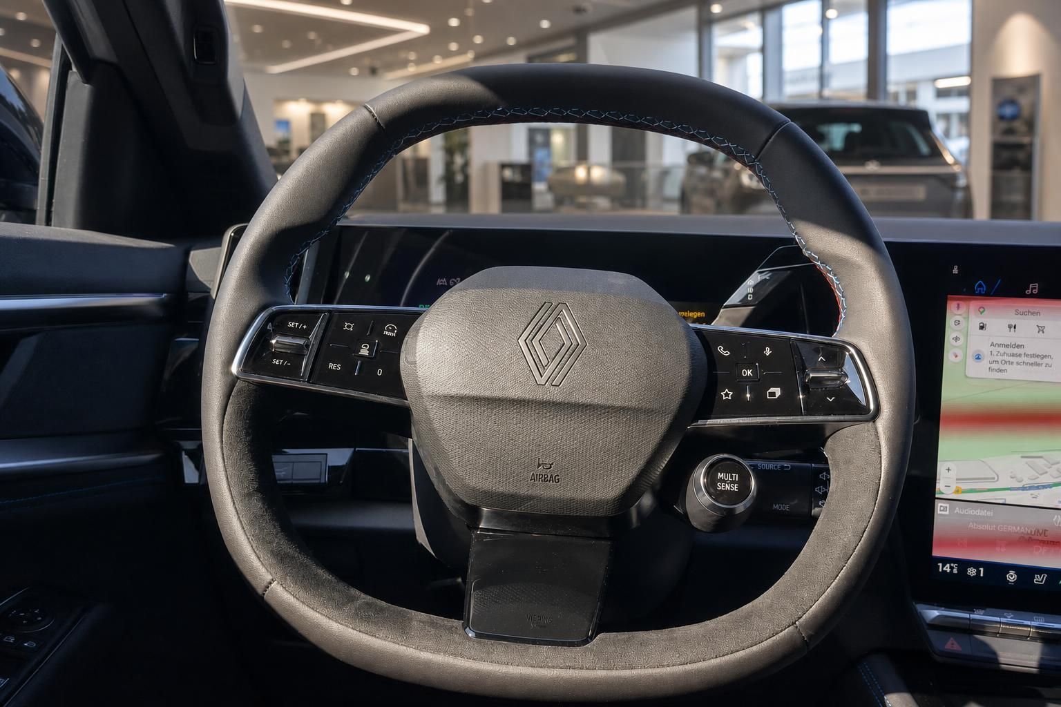 Renault Lenkrad mit Multifunktionstasten und digitalem Cockpit im Innenraum
