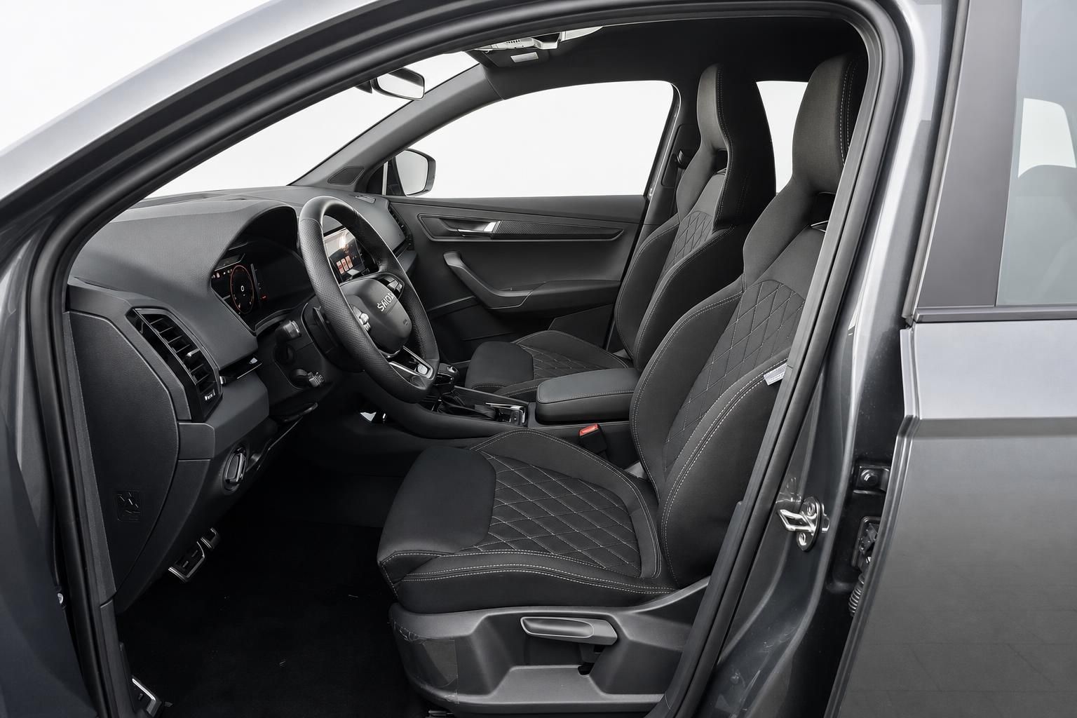 Skoda Karoq Innenraum mit schwarzen Sportsitzen und Lederlenkrad
