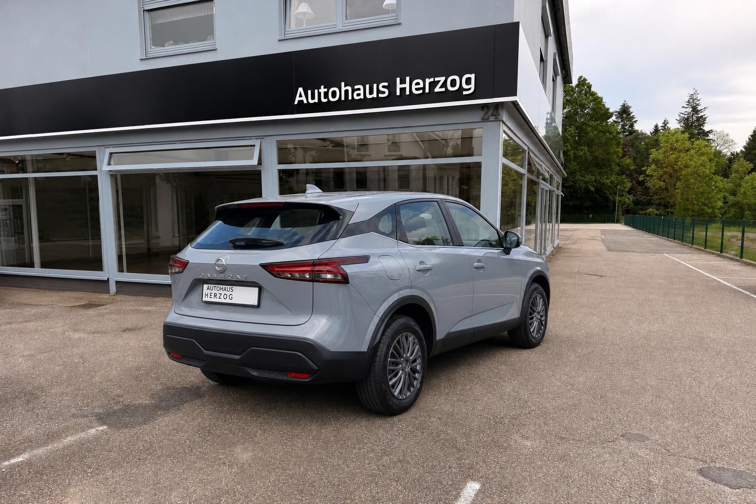 Nissan Qashqai silber Schrägansicht hinten im Autohaus - moderner SUV mit schwarzen Felgen