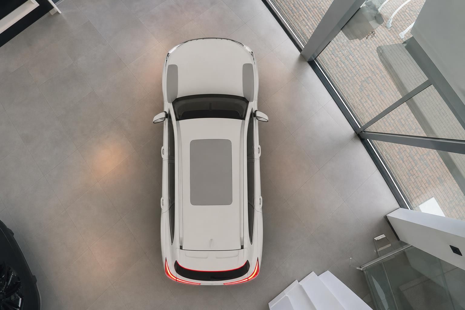Weißer GWM Haval H6 von oben im Autohaus-Showroom