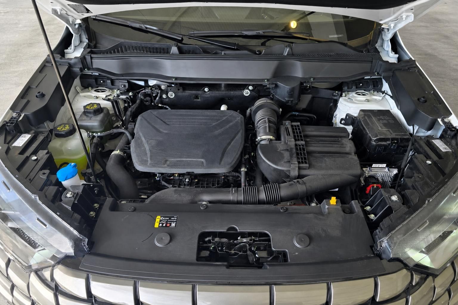 Motorraum des GWM Haval H6 mit geöffneter Motorhaube