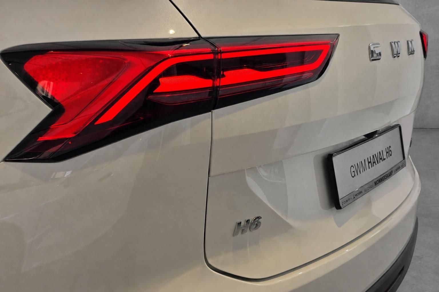 Rückleuchte und Kennzeichen des GWM Haval H6 in Nahaufnahme