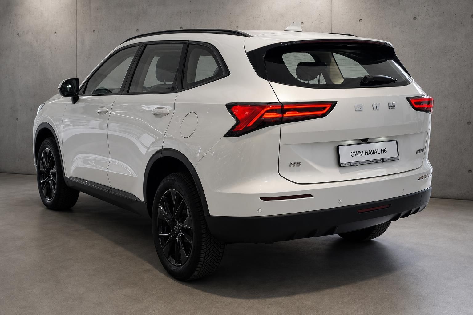 Weisser GWM Haval H6 HEV Heckansicht mit LED-Ruecklichtern