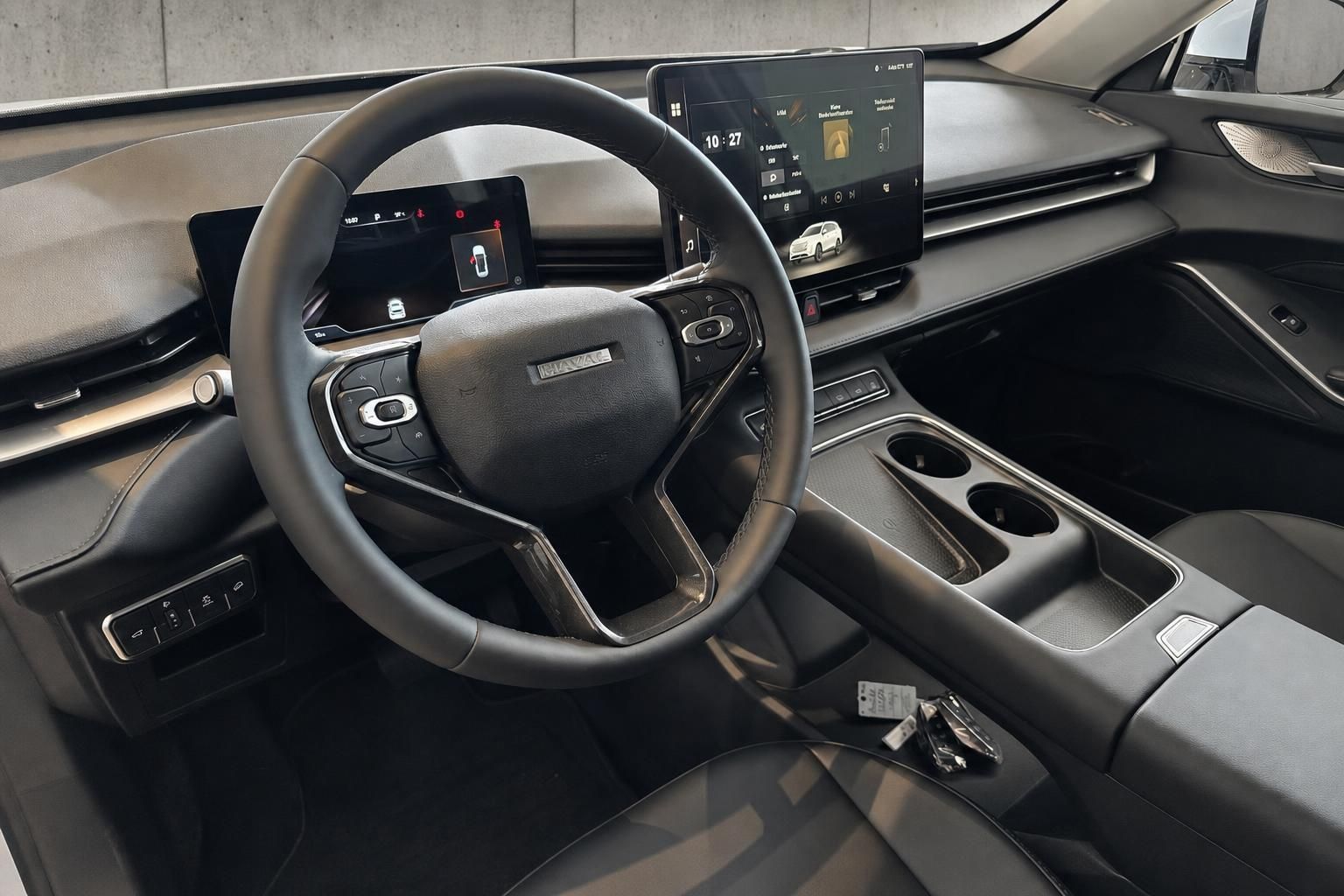 Cockpit mit Lenkrad und Doppelbildschirm im Haval Innenraum