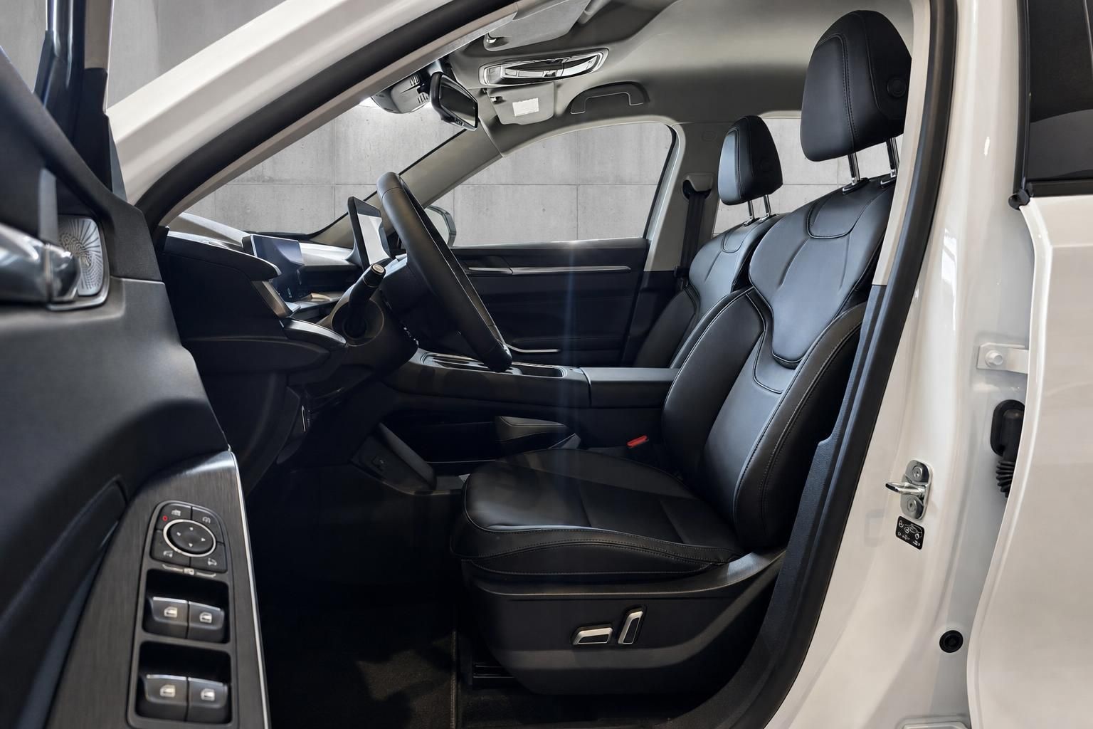 Fahrersitz und Cockpit durch geoeffnete Tuer im weissen Haval