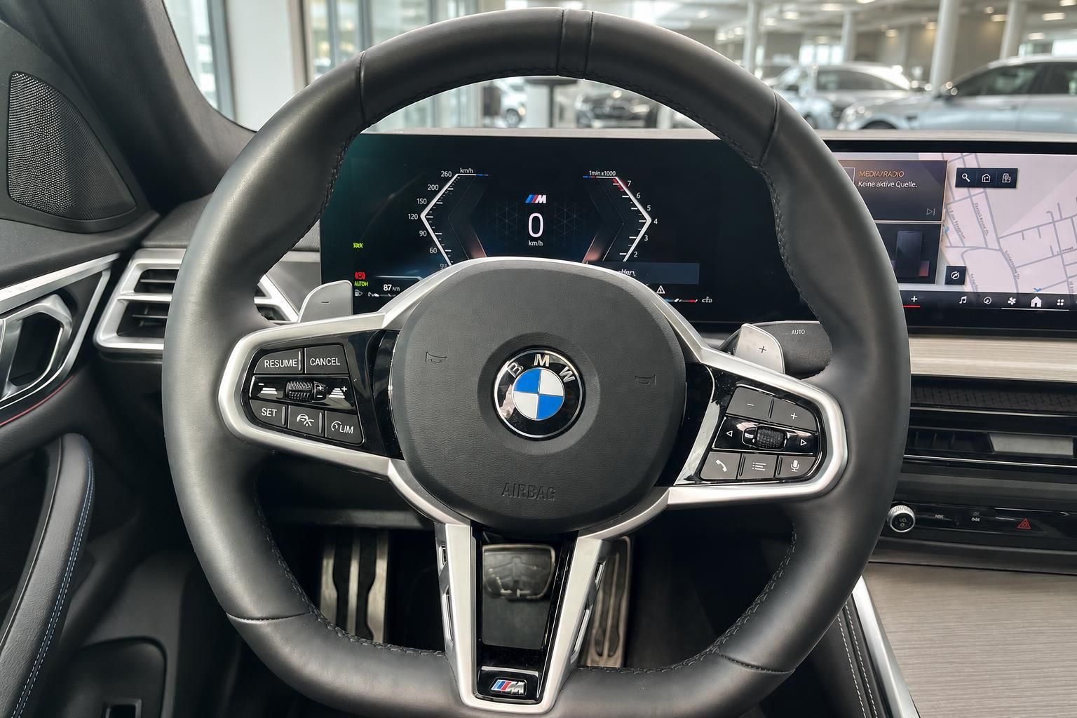 BMW Lenkrad mit M-Logo und digitalem Cockpit Innenraumansicht