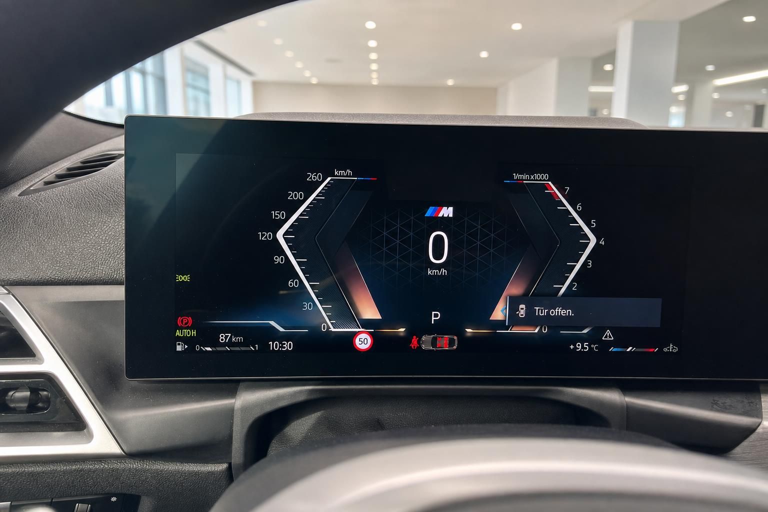 BMW Cockpit Display mit Tacho und M Logo im Innenraum