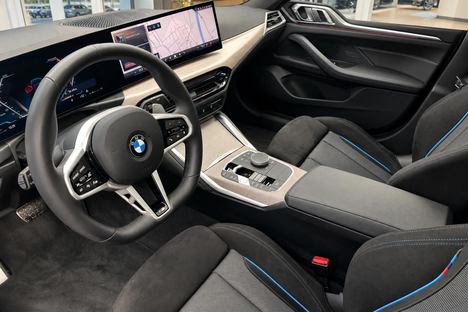 BMW Innenraum mit Lenkrad, Cockpit und Sportsitzen in Schwarz