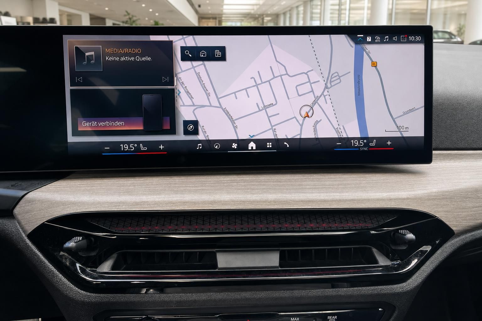 BMW Navigationssystem und Klimabedienung im Innenraum Display