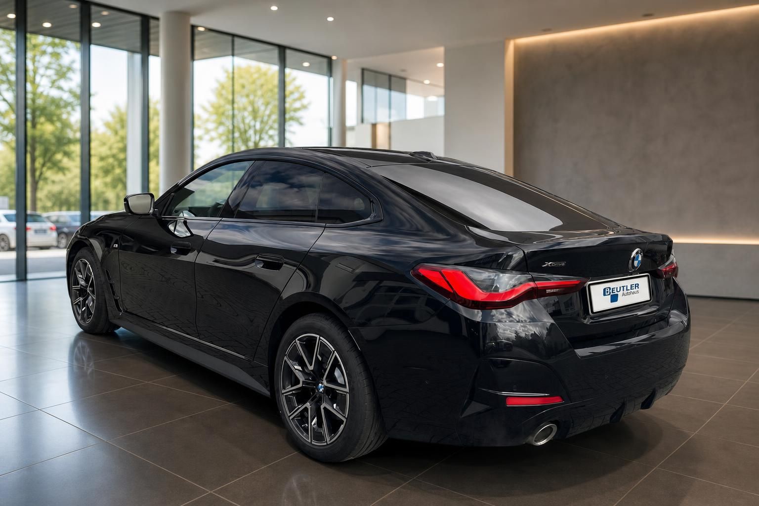 BMW 4er Gran Coupé xDrive schwarz, Heck-Seitenansicht im Autohaus
