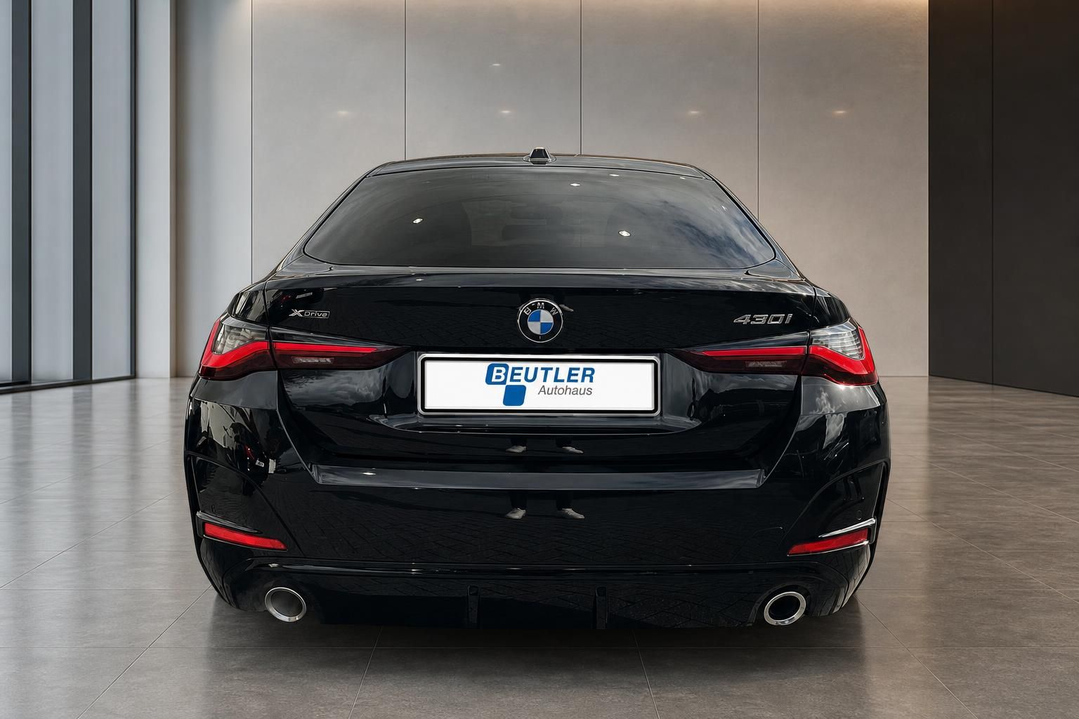 BMW 430i xDrive Gran Coupé schwarz, Heckansicht im Autohaus
