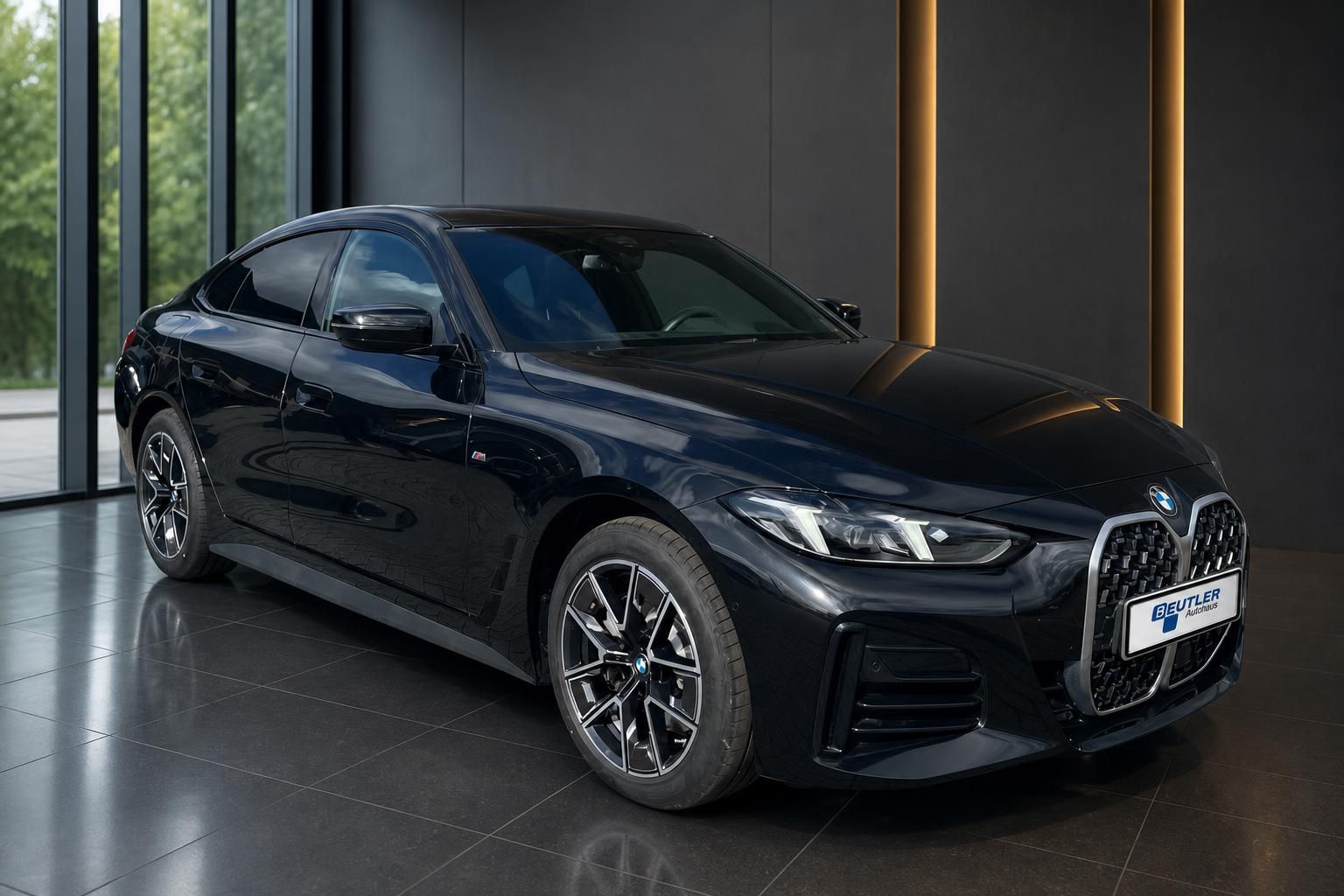 BMW 4er Coupe schwarz Frontansicht mit M-Paket im Showroom