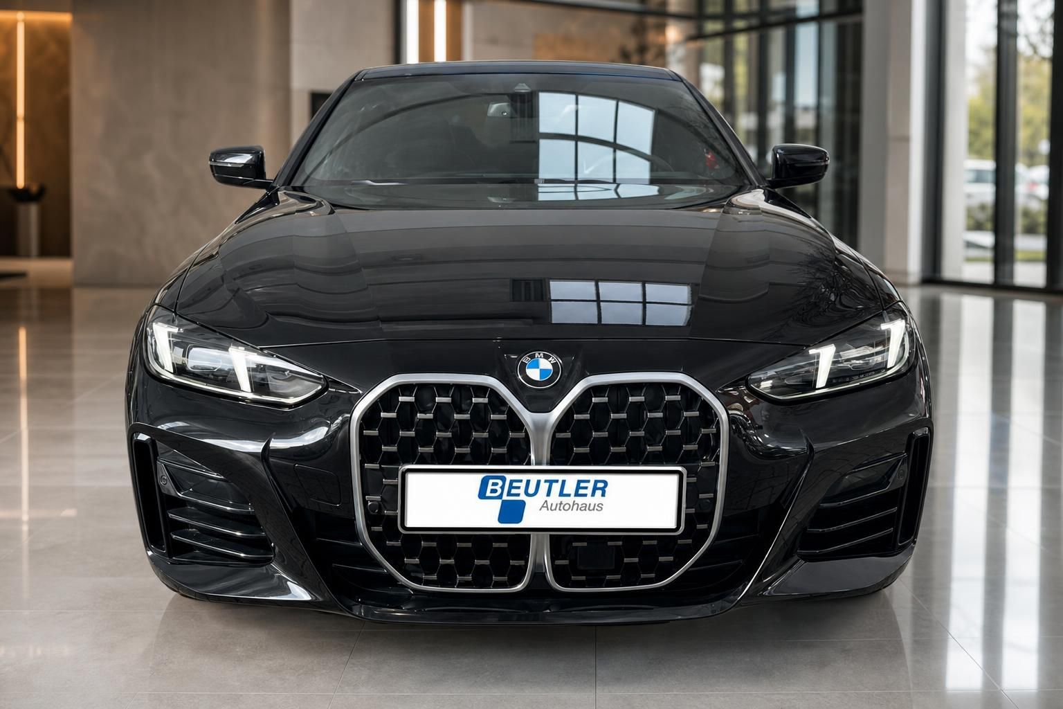 BMW 4er Coupe schwarz Frontansicht Kuehlergrill im Autohaus
