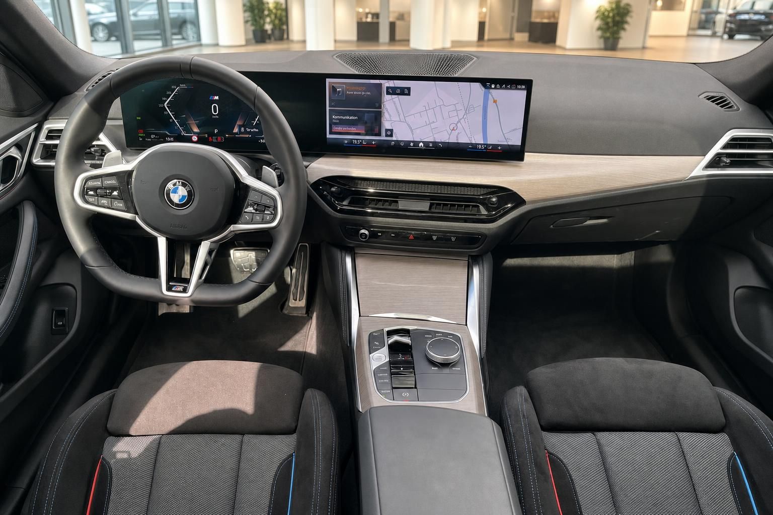 BMW Innenraum Cockpit mit Lenkrad und Navigationsdisplay