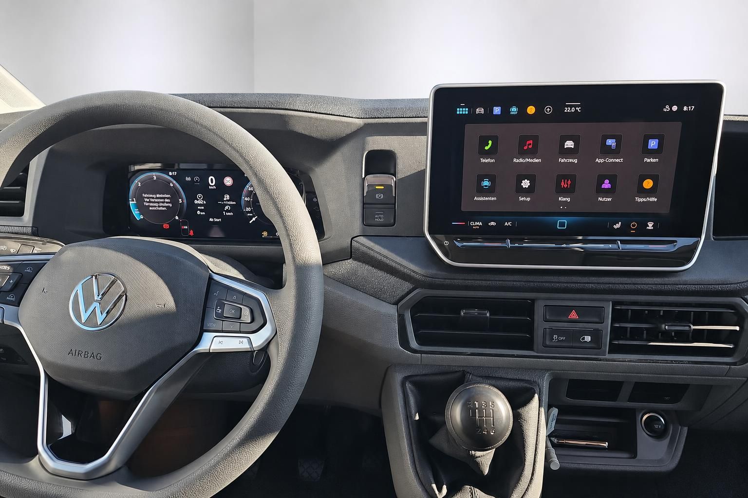 VW Crafter Cockpit mit Lenkrad und digitalem Touchscreen