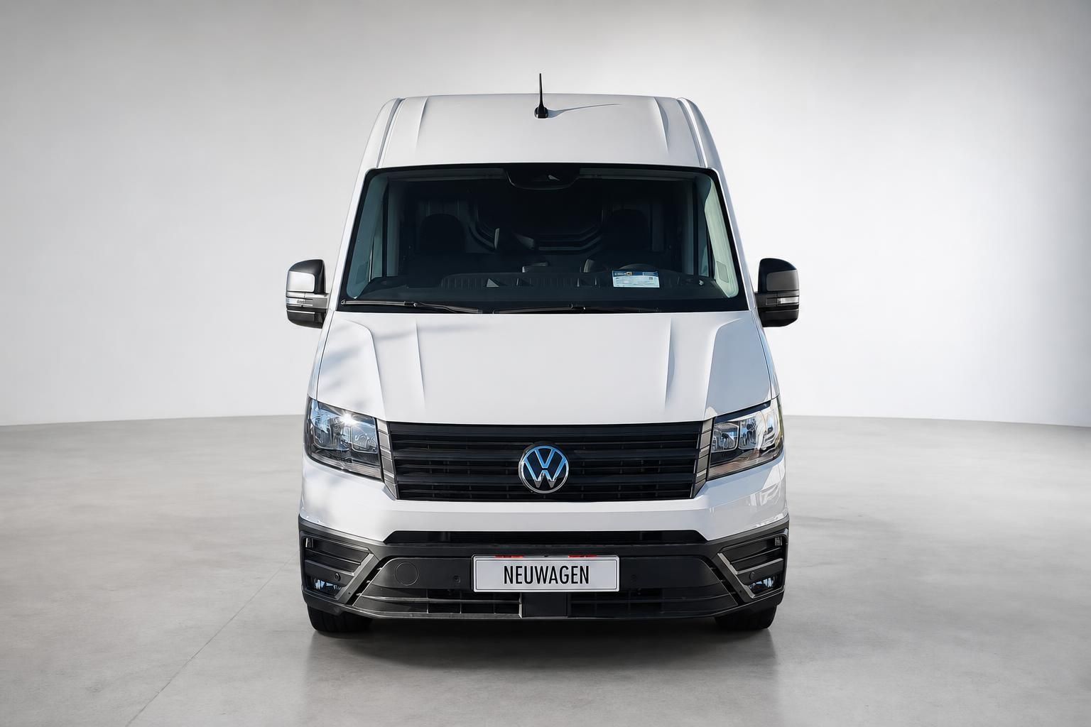 VW Crafter weißer Transporter Frontansicht direkt Studio