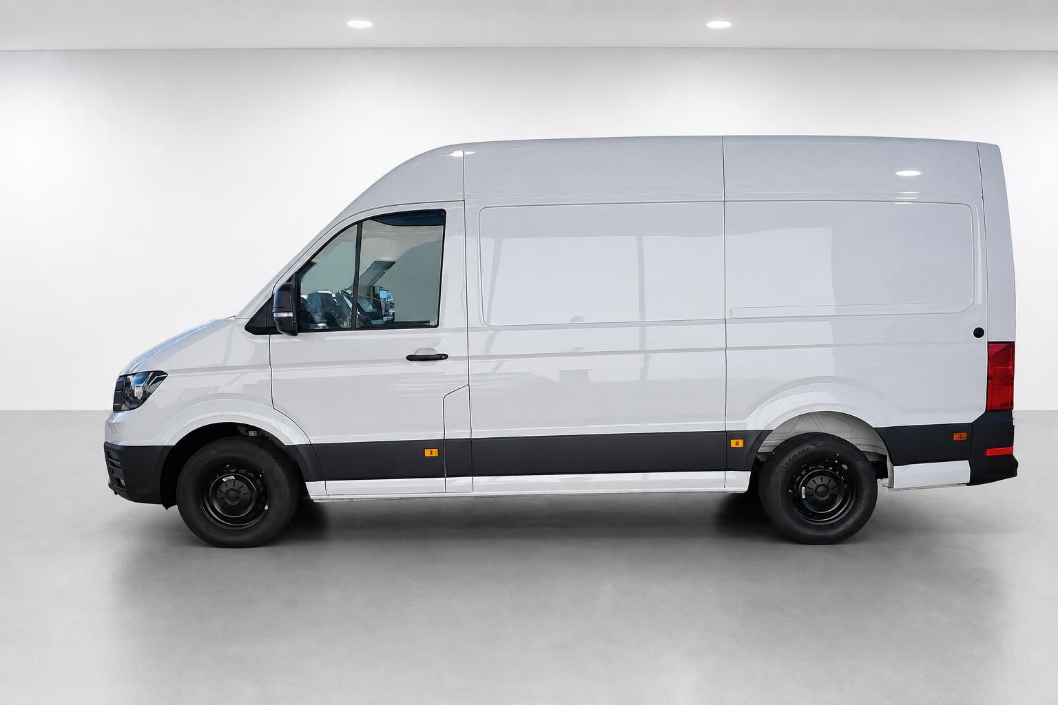 VW Crafter weißer Kastenwagen Seitenansicht im Studio