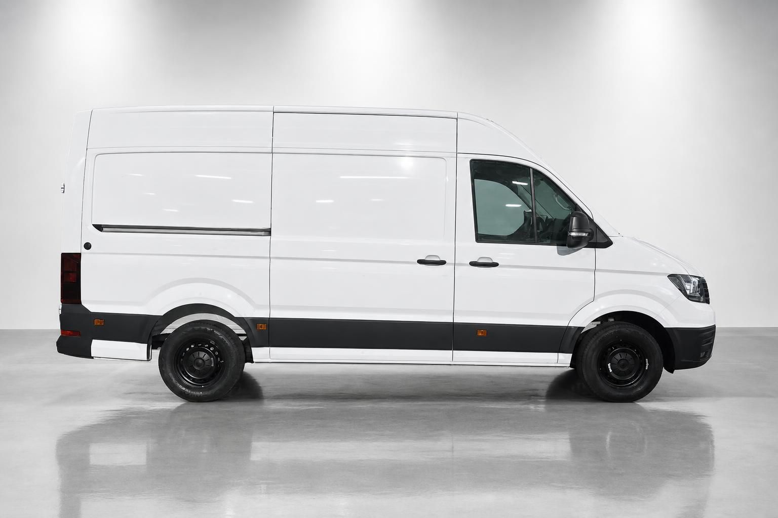 VW Crafter Kastenwagen weiß, Seitenansicht im Studio