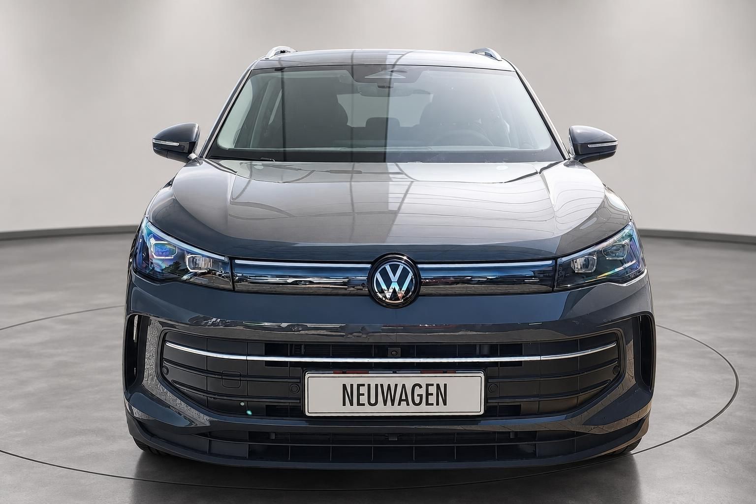 VW Tiguan dunkelblau Frontansicht mit VW Logo