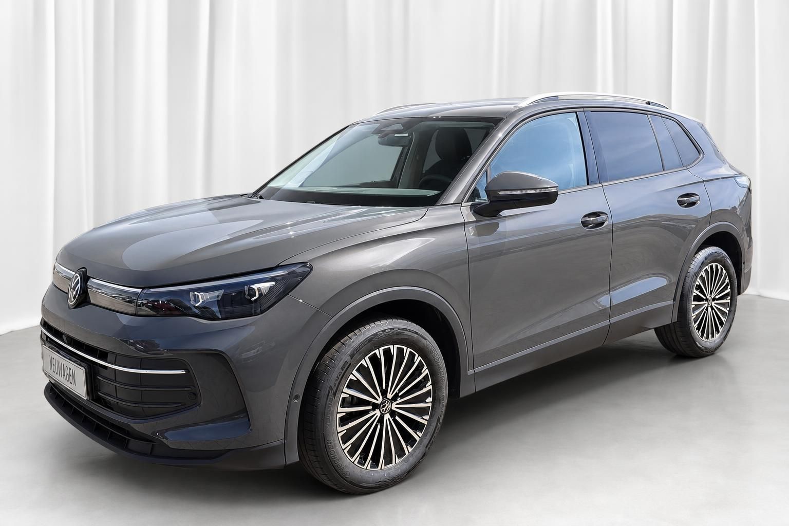 VW SUV in Grau metallic, Frontansicht schraeg im Studio
