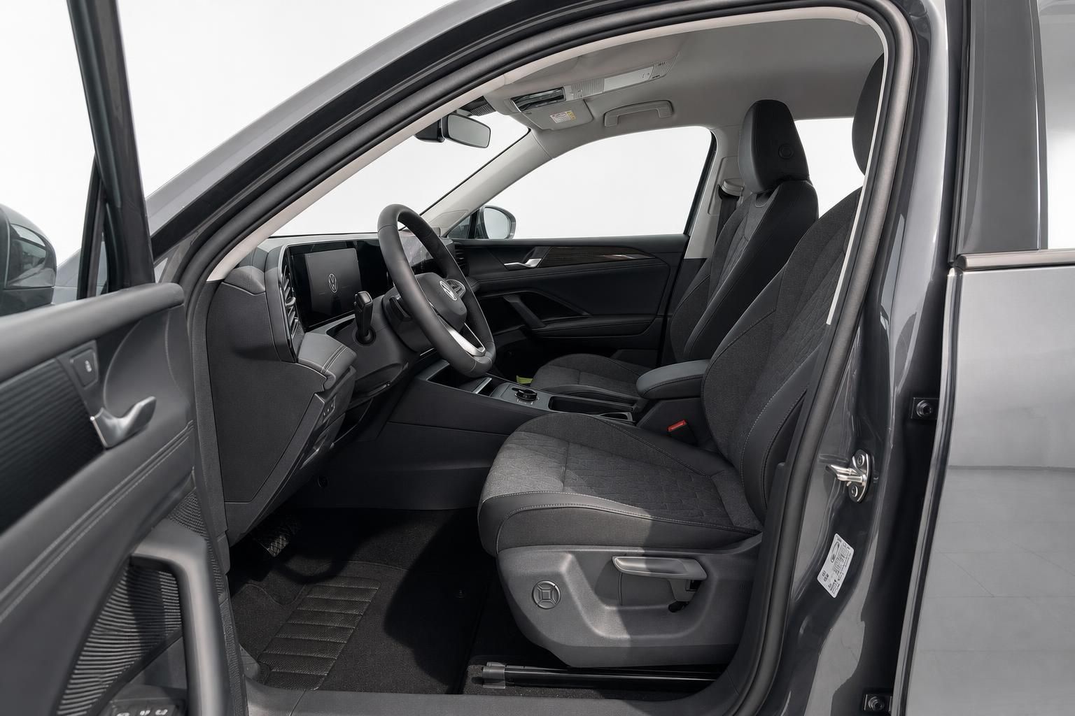 Fahrersitz und Cockpit eines VW SUV mit Stoffbezug