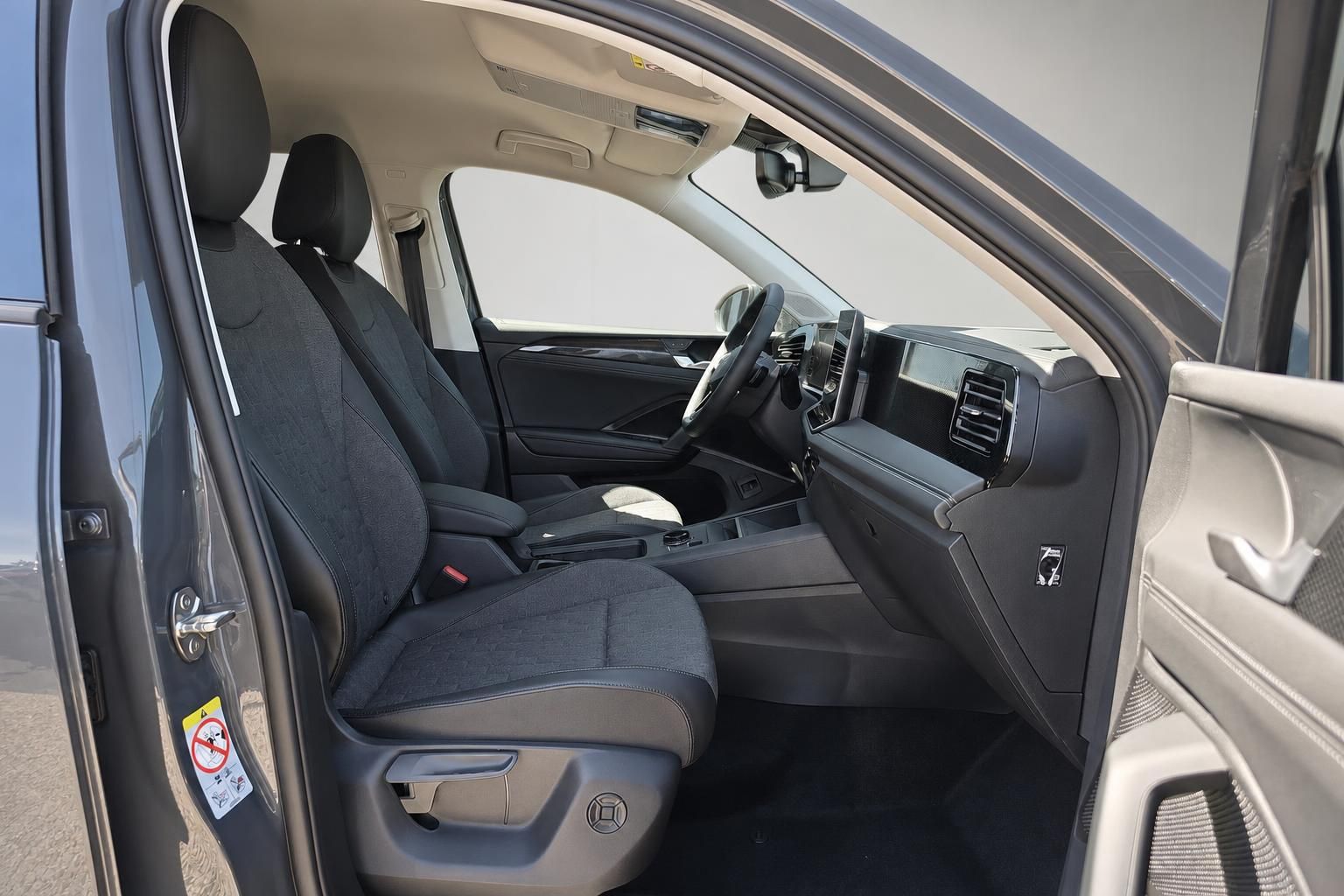Innenraum VW SUV mit Blick auf Fahrersitz und Armaturenbrett
