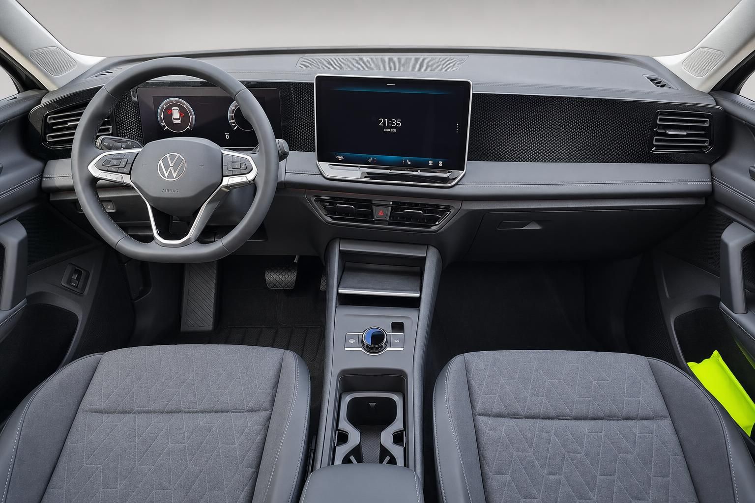 Cockpit VW mit Lenkrad und Touchscreen Infotainment