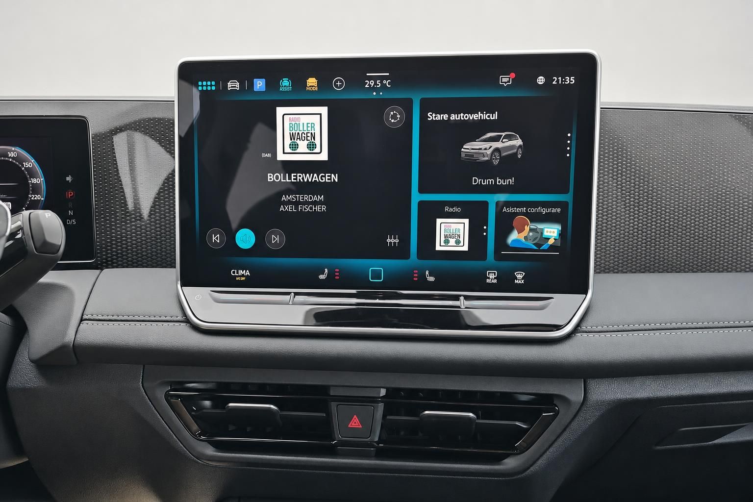 Touchscreen Infotainmentsystem im VW Cockpit Nahaufnahme