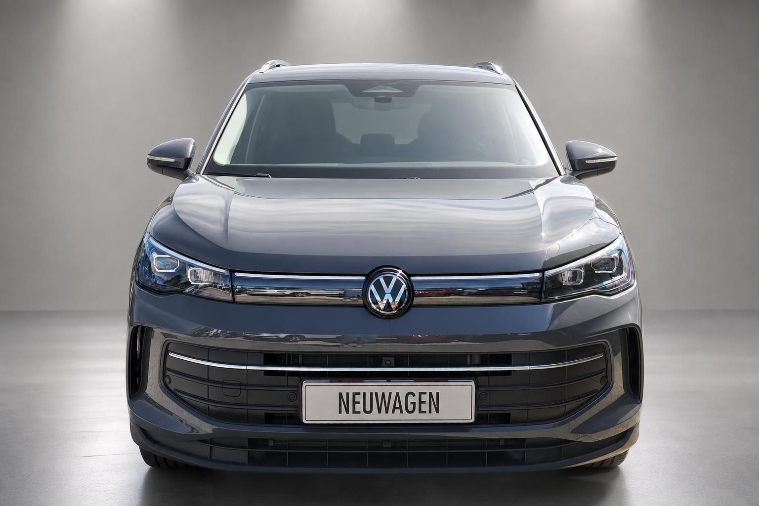 VW Tiguan Frontansicht mit Kuehlergrill und Logo