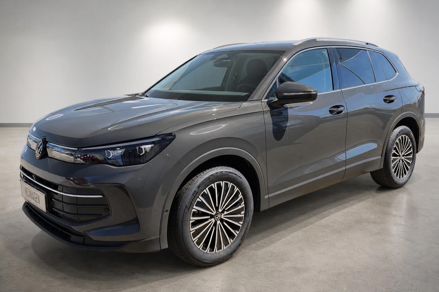 VW Tiguan dunkelgrau, Halbseitenansicht vorne
