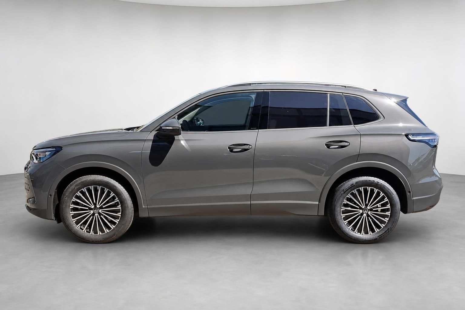 VW Tiguan grau, Seitenansicht komplett im Studio