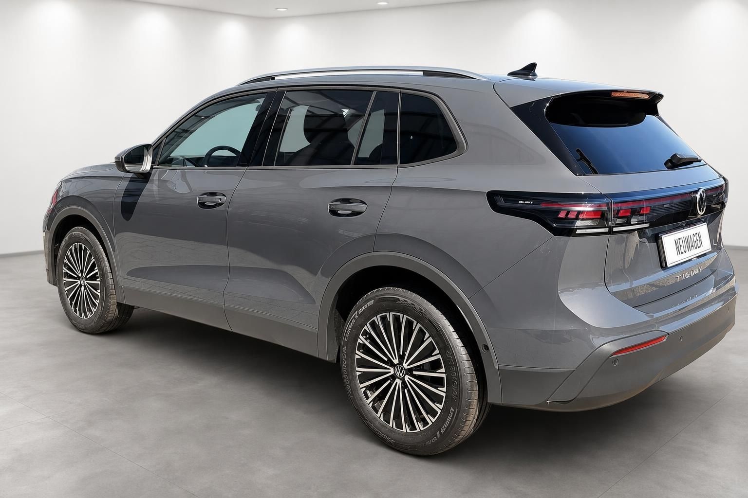 VW Tiguan grau, Heckansicht schraeg im Studio