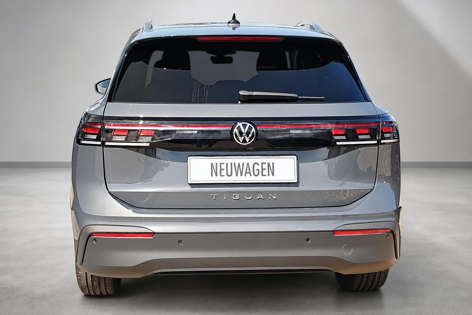 VW Tiguan Heckansicht mit Rückleuchten und VW Logo