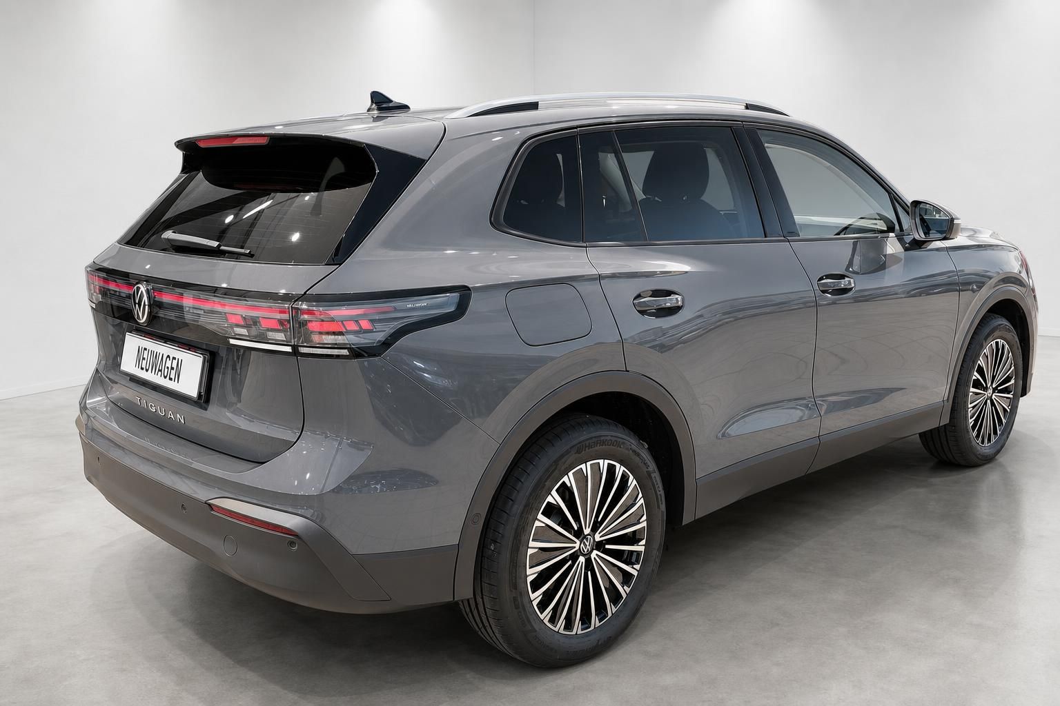 VW Tiguan grau Heck-Seitenansicht Neuwagen SUV