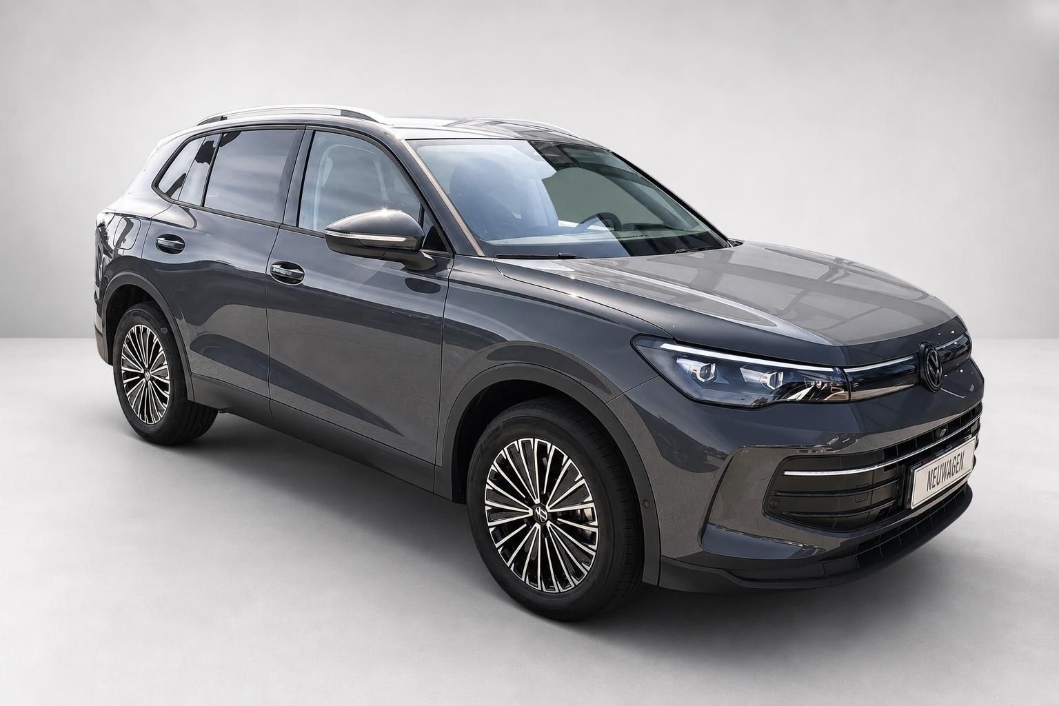 VW Tiguan grau Frontansicht schräg Neuwagen SUV