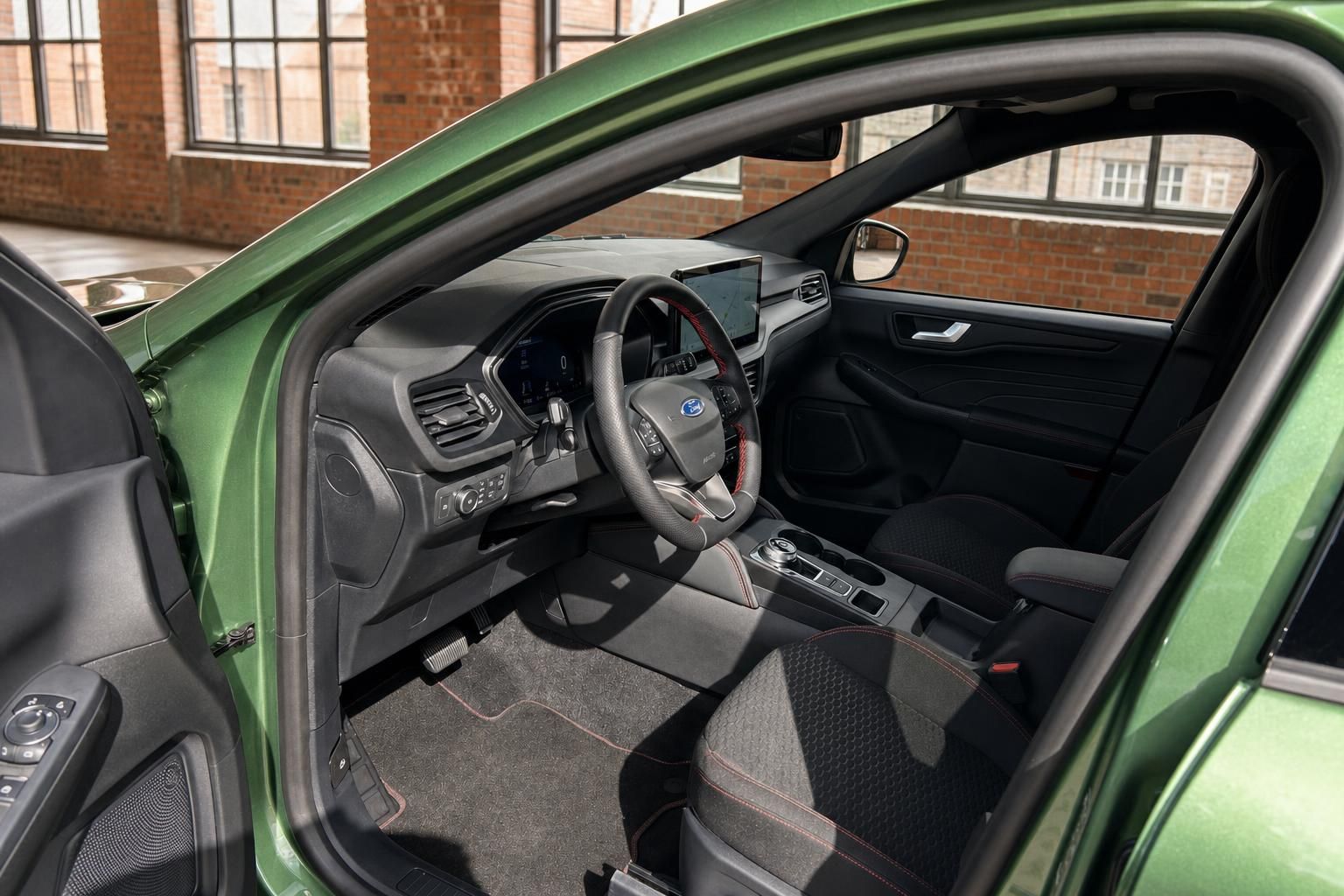 Ford SUV Innenraum Fahrerseite Lenkrad Cockpit Touchscreen und Sitze mit roten Nähten