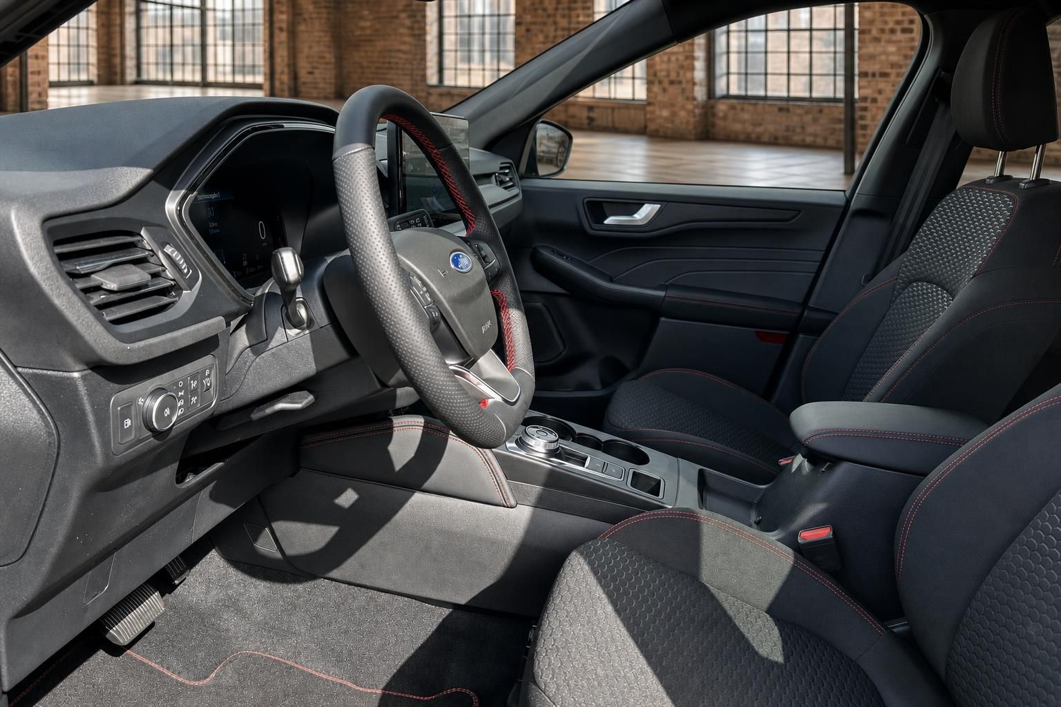 Ford Focus Fahrersitz Innenraum mit Sportlenkrad und Mittelkonsole in schwarzem Design