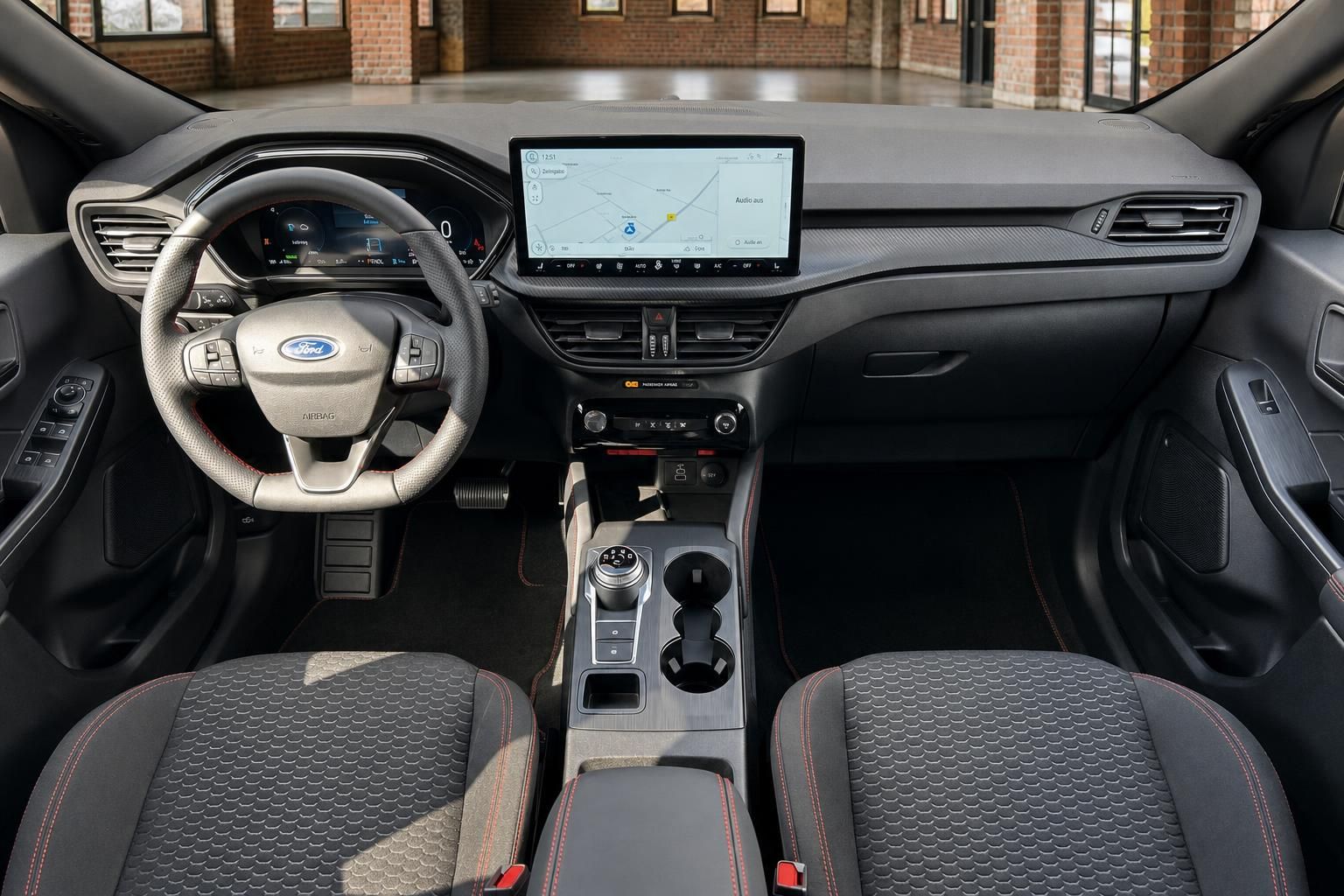 Ford Focus Cockpit Frontansicht mit digitalem Tacho, Touchscreen und Sportlenkrad