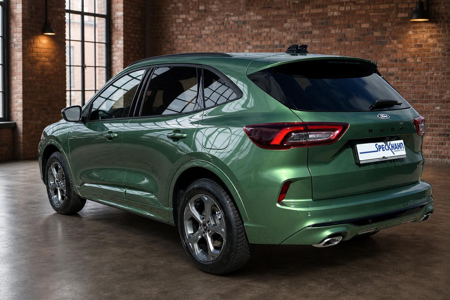 Ford Kuga SUV grün Heck schräg links Seitenansicht mit Alufelgen im Showroom