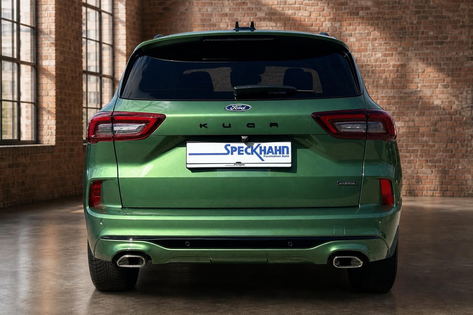 Ford Kuga Hybrid SUV grün Heckansicht mit Auspuff und Rückleuchten im Studio