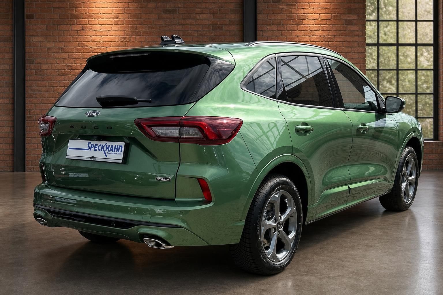 Ford Kuga Hybrid grün metallic Heck schräg rechts Seitenansicht im Showroom