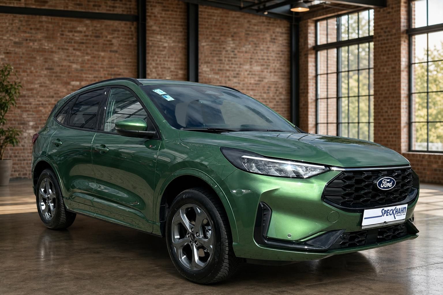 Ford Kuga SUV grün metallic Frontansicht schräg rechts im Autohaus Showroom