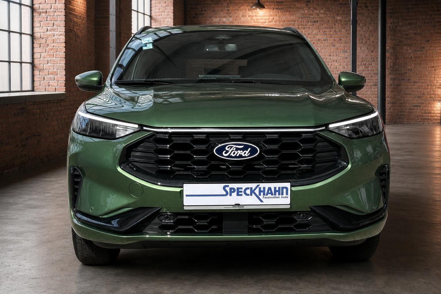 Ford SUV grün Frontansicht mit Speckhahn Kennzeichenrahmen in Industriehalle