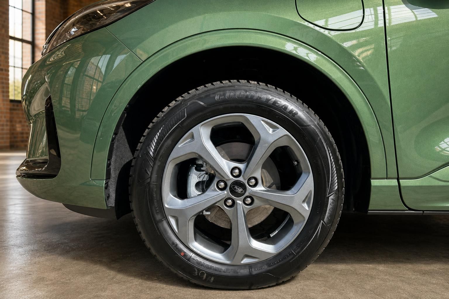 Ford SUV grün Detailaufnahme Leichtmetallfelge Goodyear Bereifung Bremsanlage