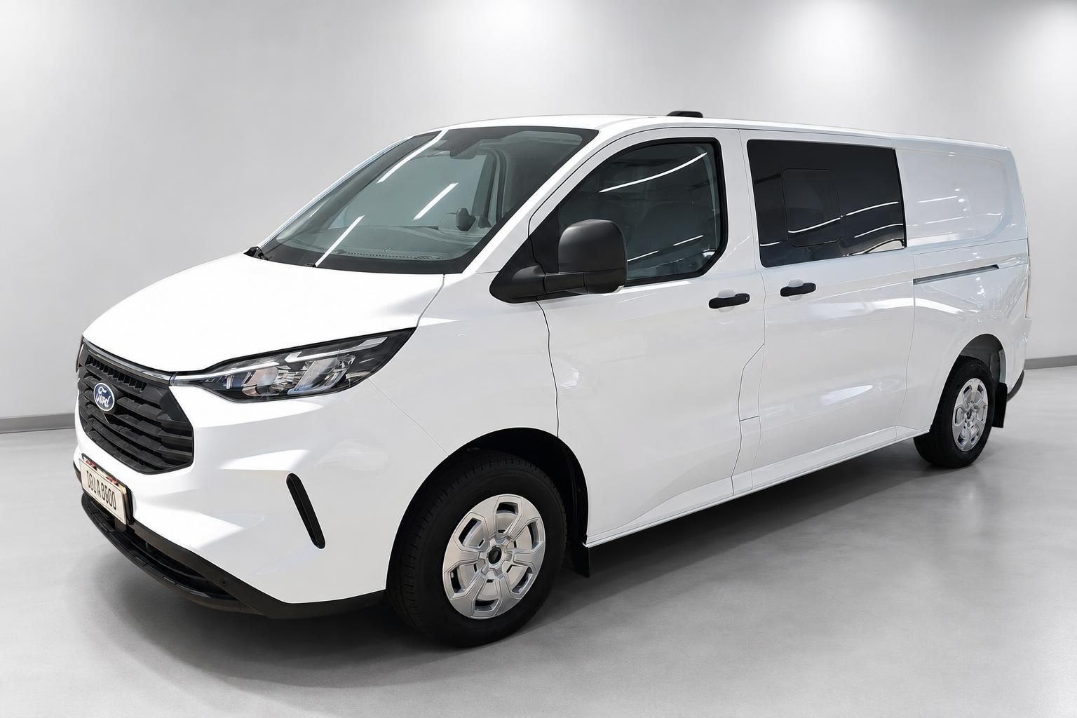Ford Transit Custom weiß, Frontansicht seitlich im Studio