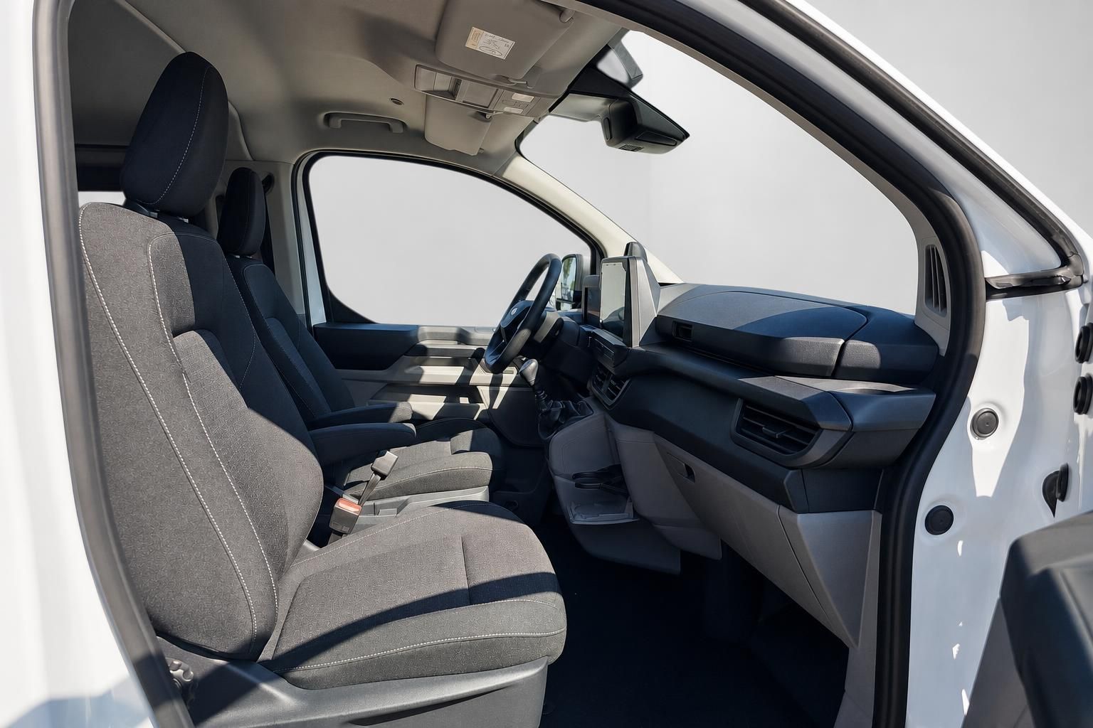 Ford Transit Custom Innenraum, Blick auf Fahrersitz und Cockpit