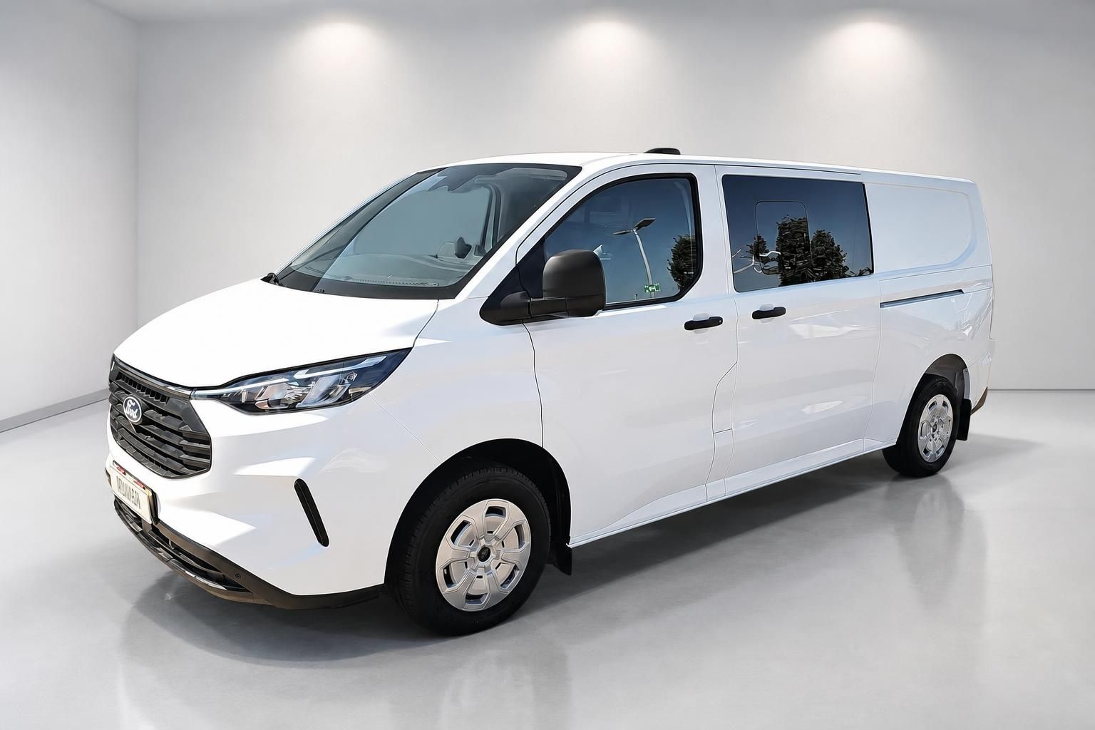 Ford Transit Custom weiß, Frontansicht seitlich im Studio